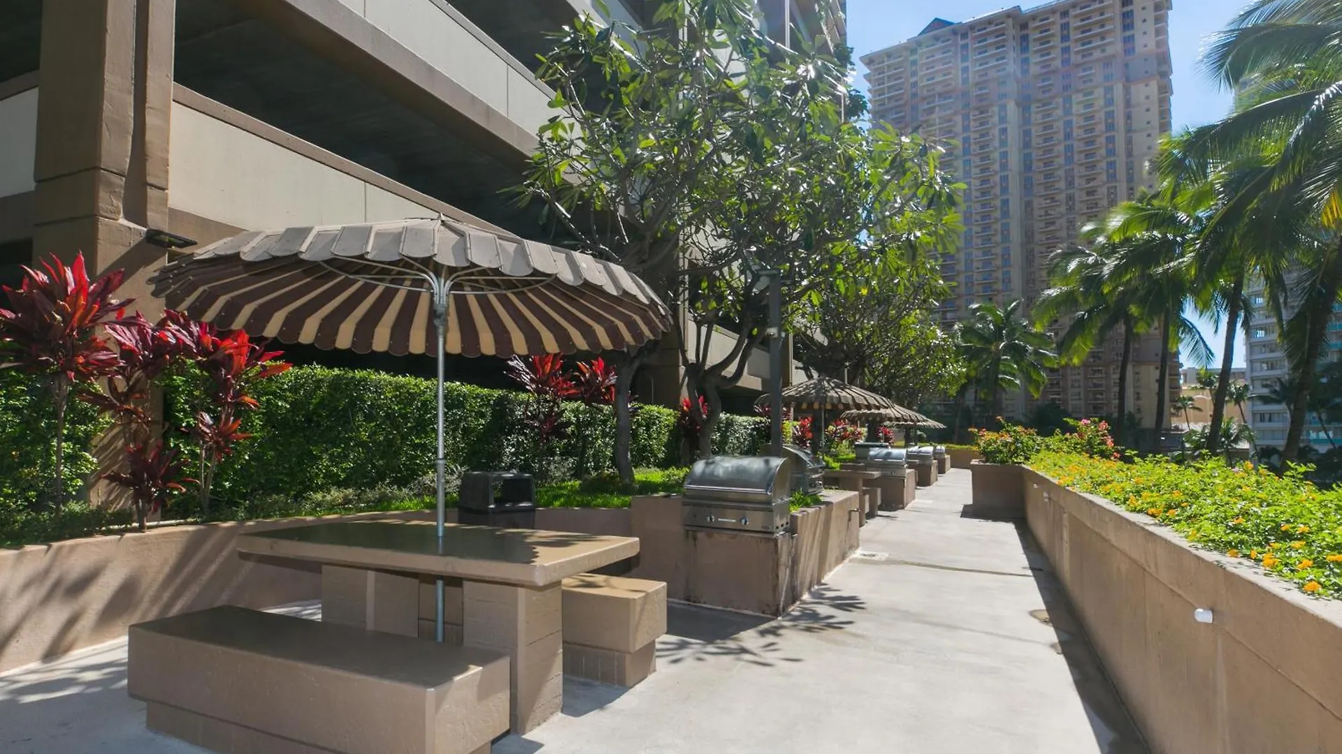One Bedroom Condos With Lanai Near Ala Wai Harbor - Perfect For 2 Guests Honolulu